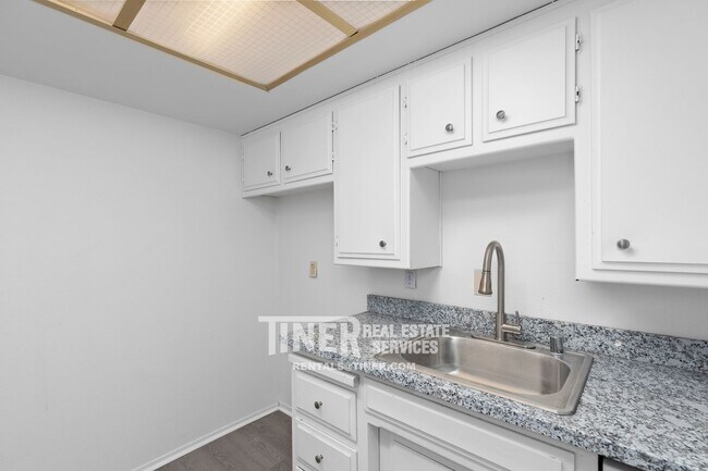 Building Photo - Charming Carmichael Duplex with Water Sewe...