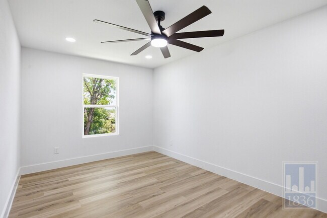 Building Photo - 3610 Alexandria Dr