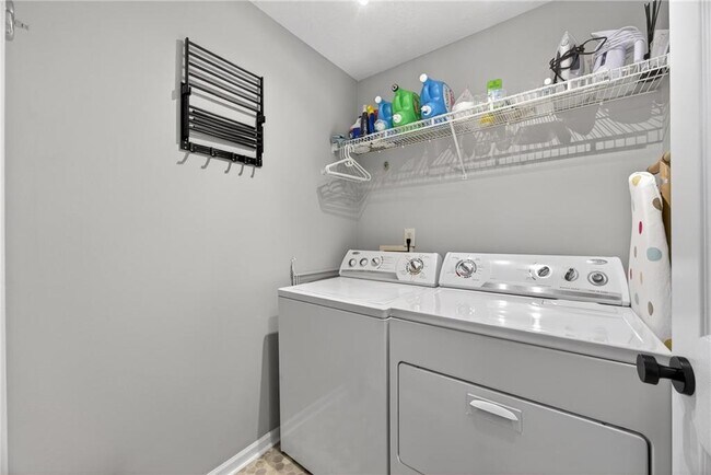 Building Photo - 9899 Vista Cir