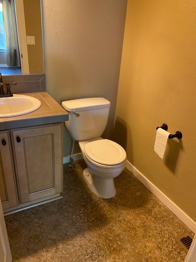 Building Photo - NE House Pet Friendly, 4 Bdrm, 2.5 Bath, Bonus Room, Office, Gas Heat/fireplace, A/C