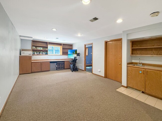 Building Photo - $0 DEPOSIT OPTION. SPACIOUS 5-BEDROOM CENT...