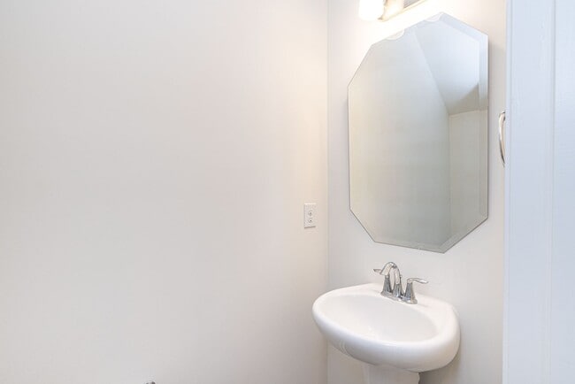 Building Photo - BEAUTIFUL 2 Bedroom Townhome in MIDLAND AVAILABLE MARCH 2026