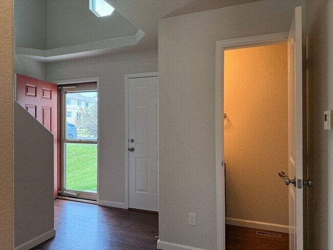 Building Photo - 4 Bedroom, 3.5 Bathroom Townhome in Cheyen...