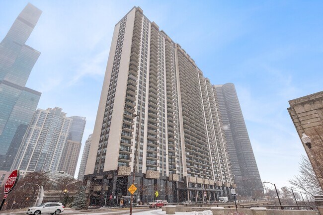 Primary Photo - 400 E Randolph St