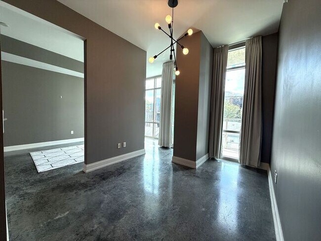 Building Photo - Luxury Midtown 1 Bedroom Condo, Polished Concrete Floors, City Views!