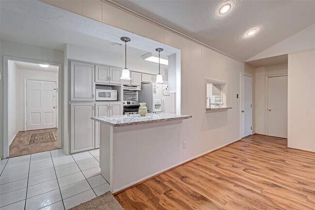 Building Photo - 11707 N Willow Cir