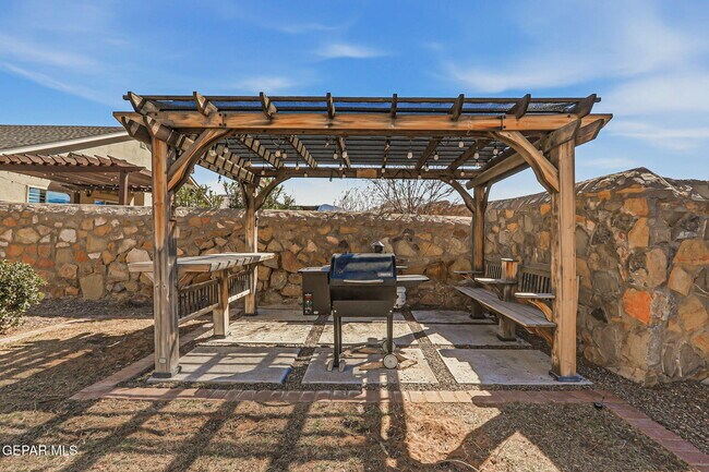 Building Photo - 7564 Wolf Creek Dr