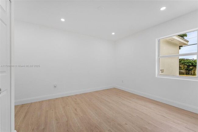 Building Photo - 1694 NE Orion St