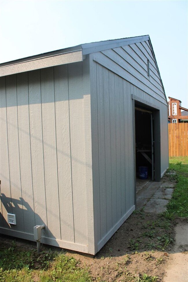 Building Photo - 3 Bedroom, 1.5 Bathroom House! Available now!