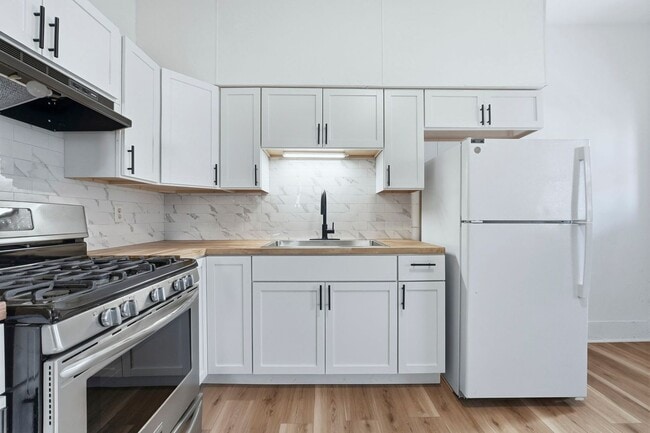 Building Photo - Newly Updated 3-Bedroom Home with Modern U...