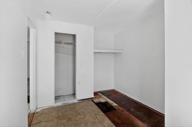 Building Photo - 2405 W 10th St