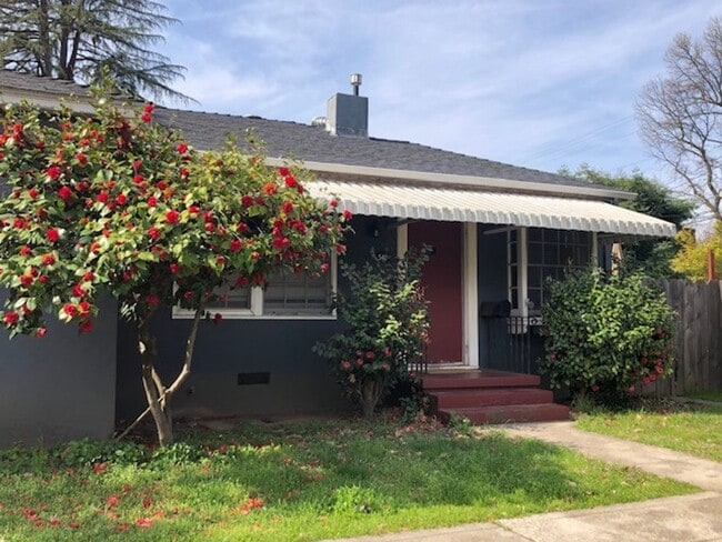 Building Photo - 2-Bed, 1-Bath Bungalow