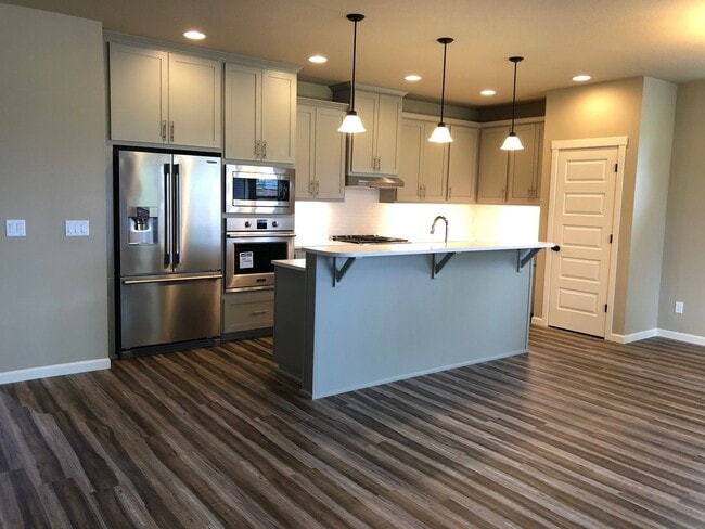 Building Photo - Like New Townhouse