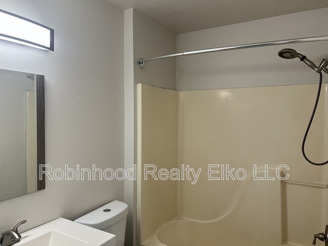 Building Photo - 1515 Glenmoor Dr