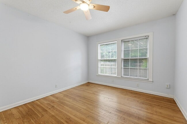 Building Photo - Nicely Updated 3/2 in Hyde Park