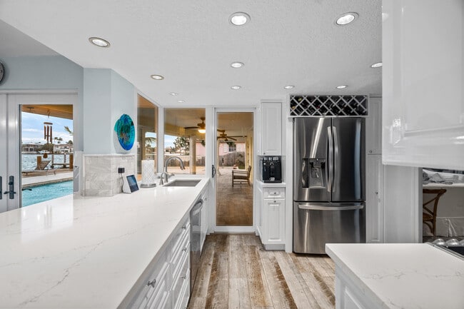 Building Photo - 844 East Dr