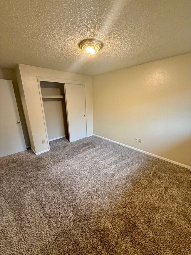 Building Photo - 510 SE 110th Ave