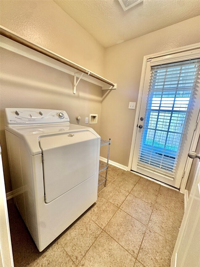 Building Photo - 1511 Village Townhome Dr