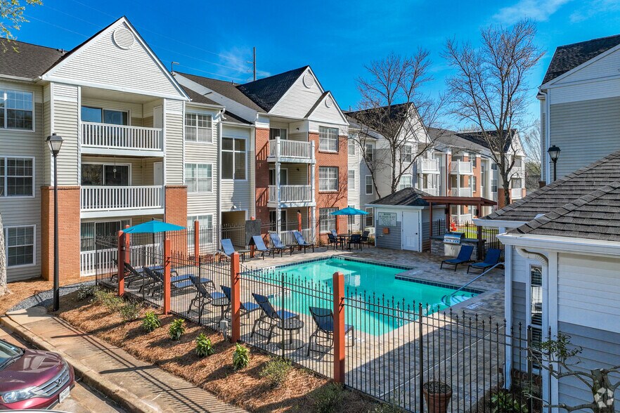 Pool - Avery Glen Luxury Apartments