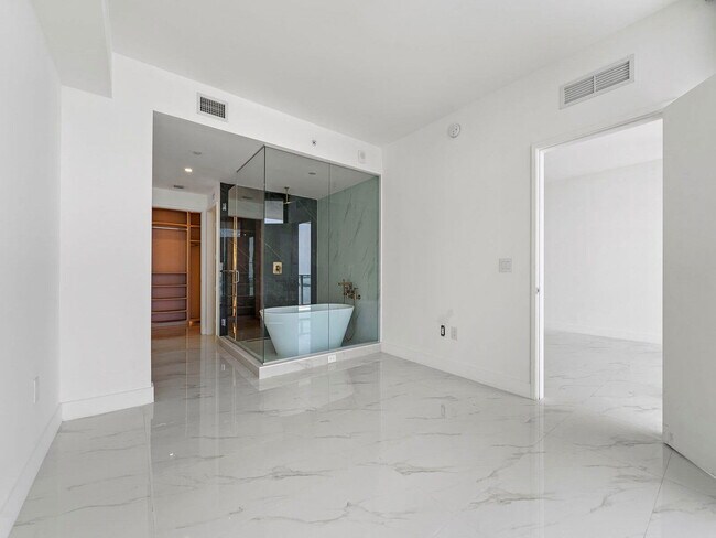 Building Photo - 700 NE 24th St