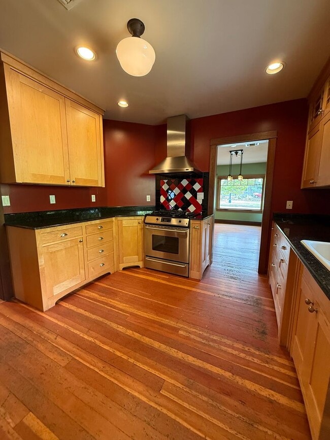 Building Photo - Craftsman home near Downtown Ashland | Ava...