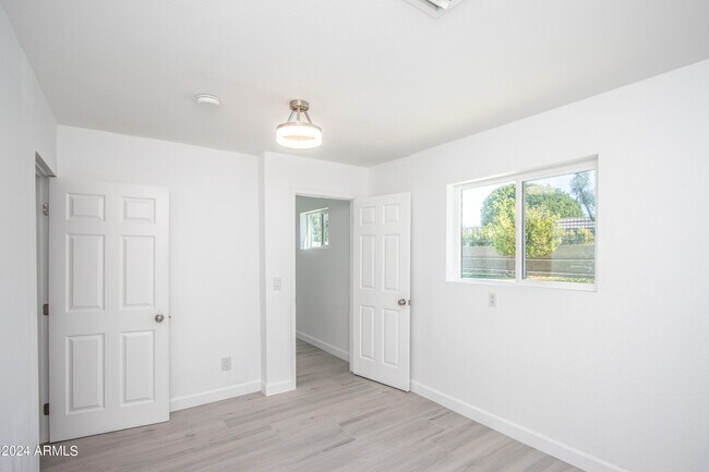 Building Photo - 1052 E Sandpiper Dr