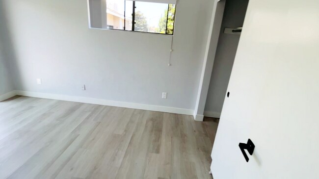 Building Photo - Sun-Drenched Tri-Level Townhome Just Minutes from UCSD & Westfield UTC!