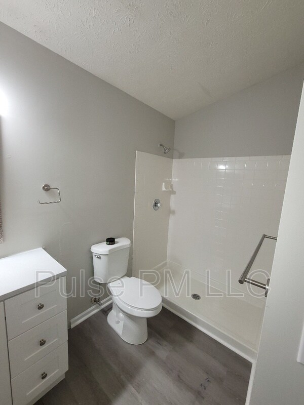 Building Photo - 440 Lakeview Dr