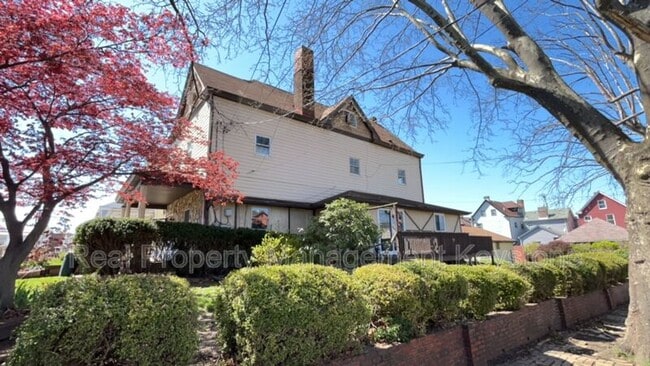 Building Photo - 705 E 18th Ave
