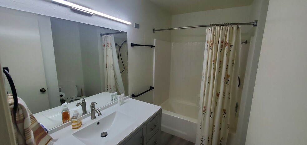 private bathroom - 3955 Faircross Plz