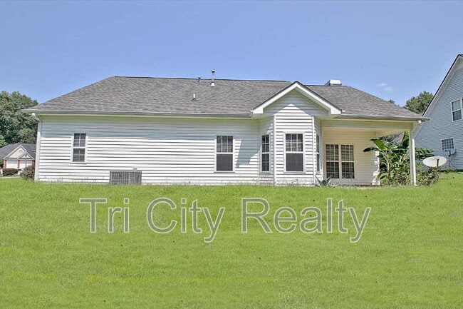 Building Photo - 77 Pine Crescent
