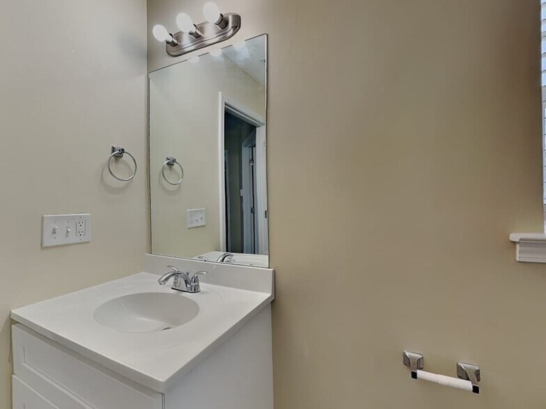 Building Photo - 6114 Mansura Dr