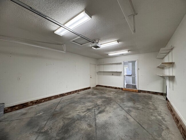 Building Photo - 3BR 2BA One Story Home with Garage