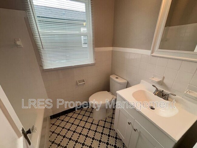 Building Photo - 1523 E Concord St