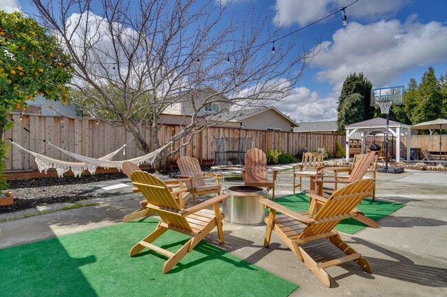 Building Photo - 893 Olivina Ave