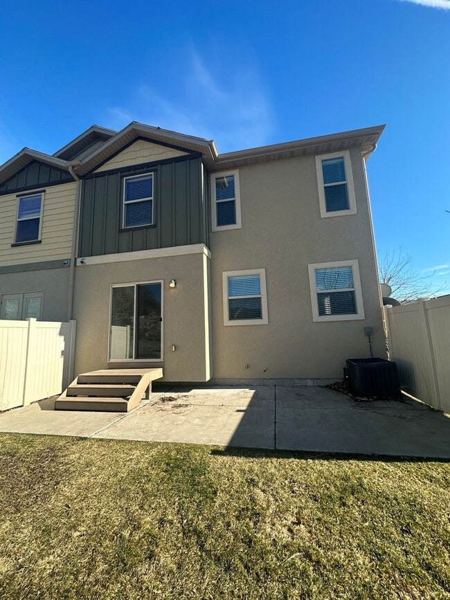 Building Photo - 3 Weeks Rent FREE! Modern 3 Bed 2.5 Bath T...