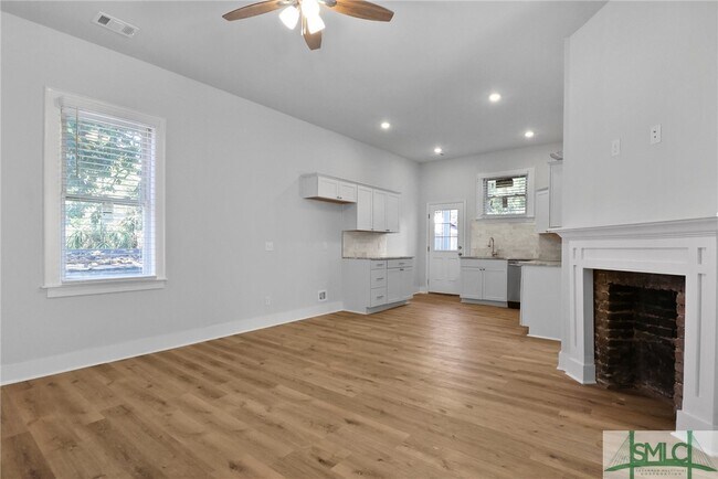 Building Photo - 826 W Victory Dr