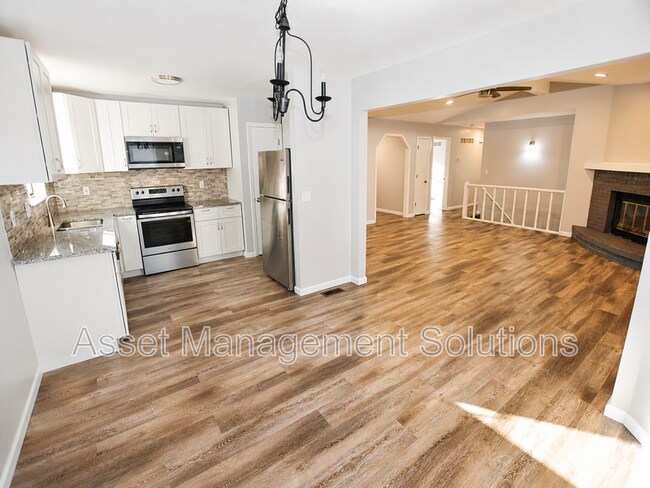 Building Photo - 1 Oak Point Dr
