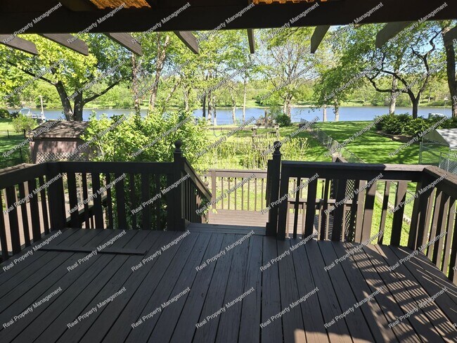 Building Photo - Three Bedroom Tri-Level in LOFS