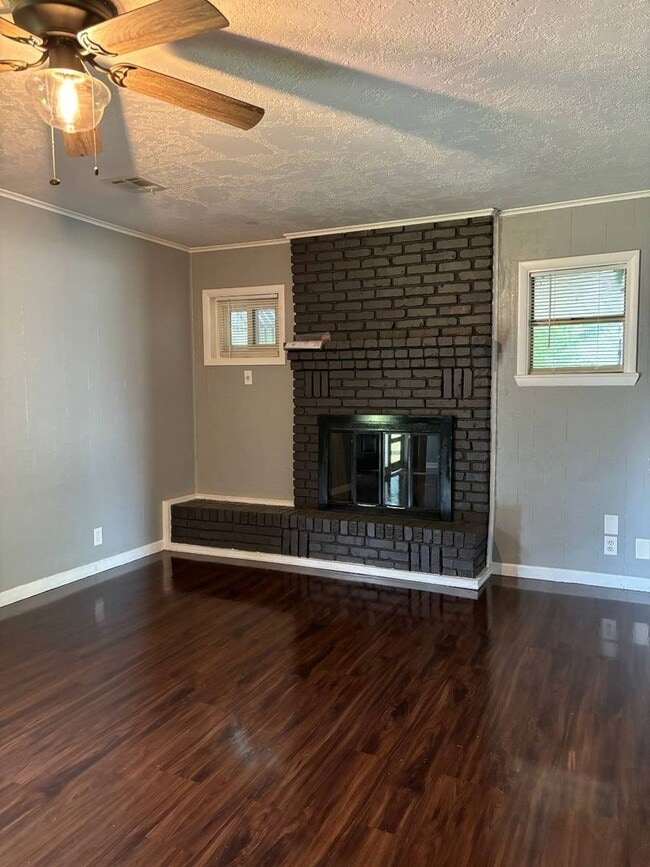 Building Photo - Must See 3 Bedroom