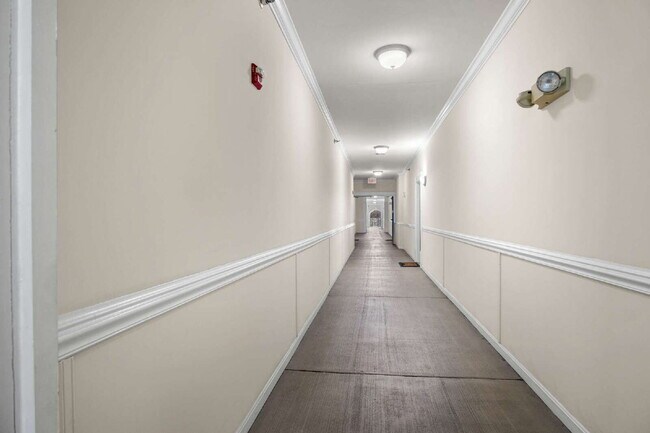Building Photo - Modern Condo Living with Balcony and Great Location