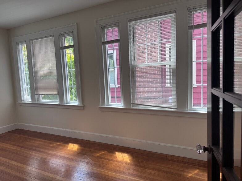 Building Photo - 142 Everit St