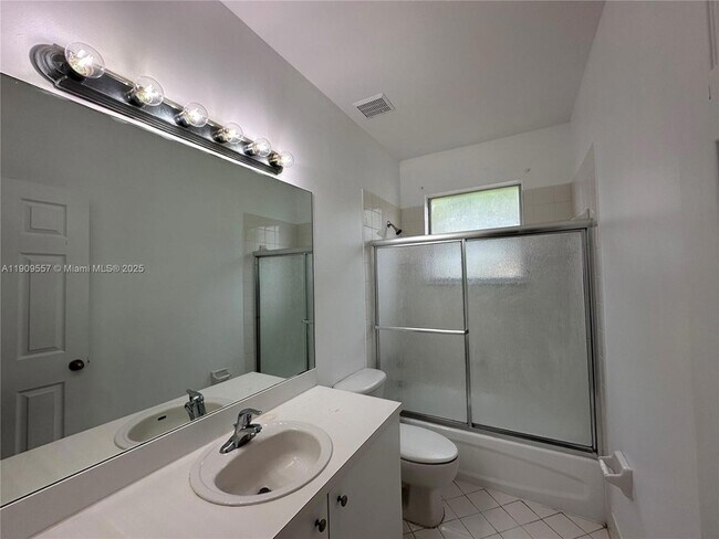 Building Photo - 3370 NE 14th Dr