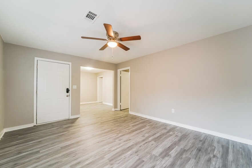 Building Photo - 573 N Park Ln