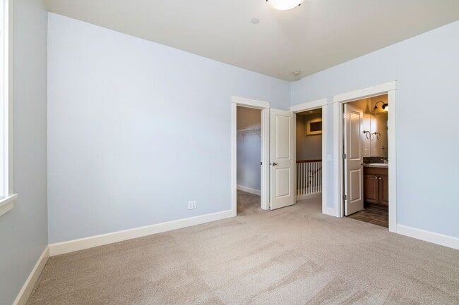 Building Photo - 2016 NW Talus Dr