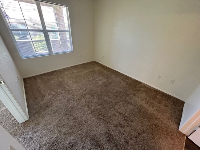 Building Photo - GREAT 2 BEDROOM CONDO IN NORTHWEST GATED C...