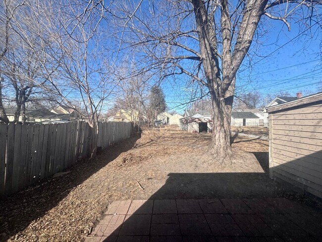 Building Photo - 726 W Military Ave