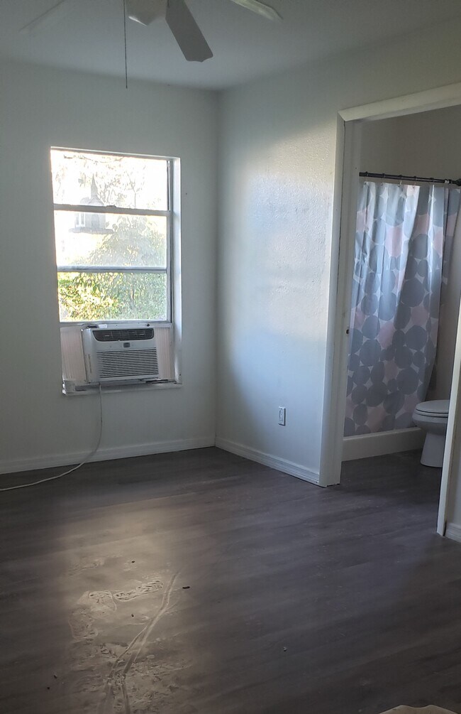 Building Photo - 1921 Kumquat Dr