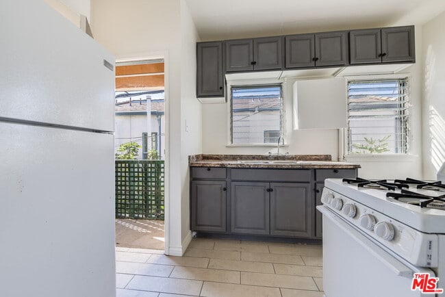 Building Photo - 805 N Poinsettia Pl