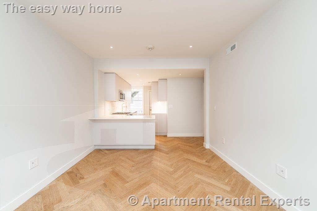 Building Photo - 19 Forest St